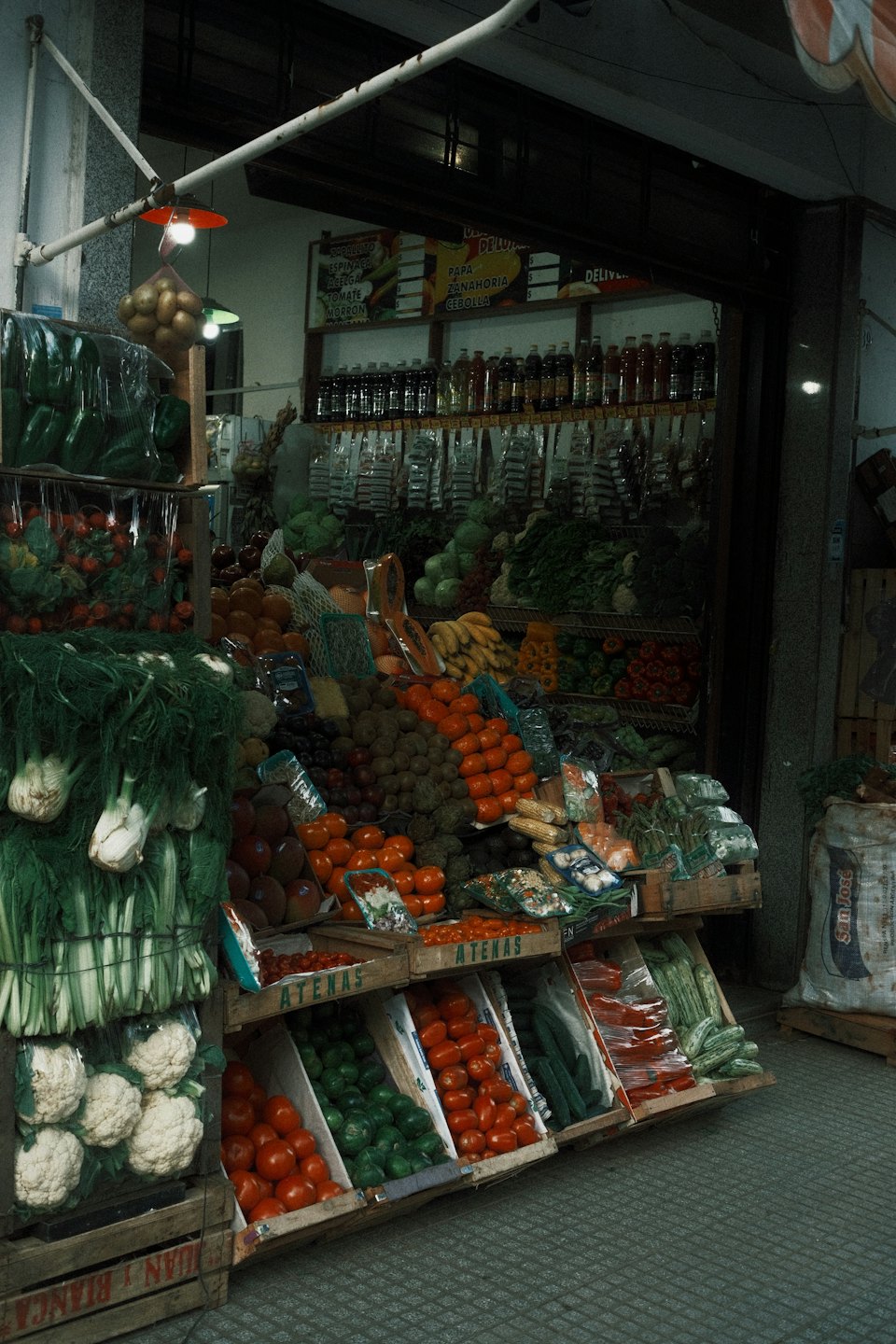Buntes Obst und Gemüse auf einem Marktstand im Freien.